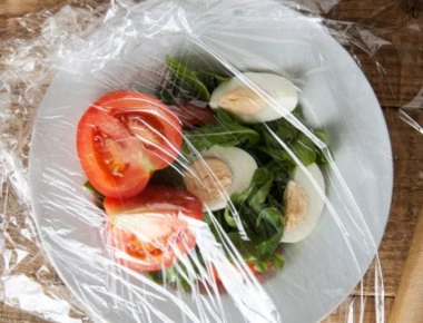 Το απίθανο τρικ που κάνει την πλαστική μεμβράνη να μην κολλάει